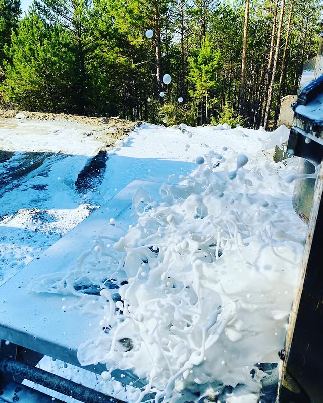 Tarsus’ta kuyu açımı sırasında çalışan sondaj makinesi ve teknik ekip
